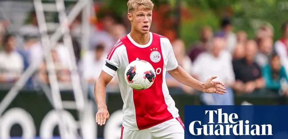 Jugador de Ajax controlando el balón durante un partido