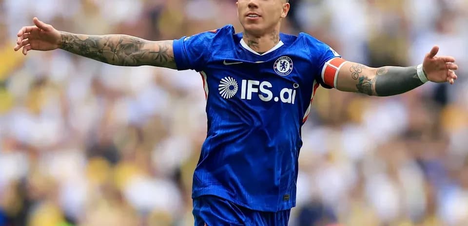 Jugador de Chelsea celebrando con los brazos extendidos