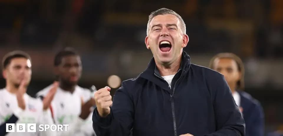 Entrenador celebrando una victoria con el equipo