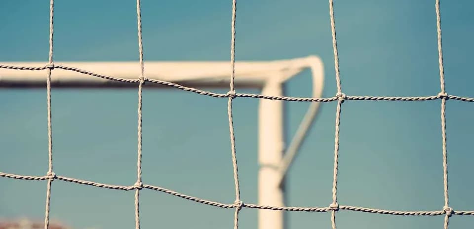 Red de gol con fondo azul y estructura de portería