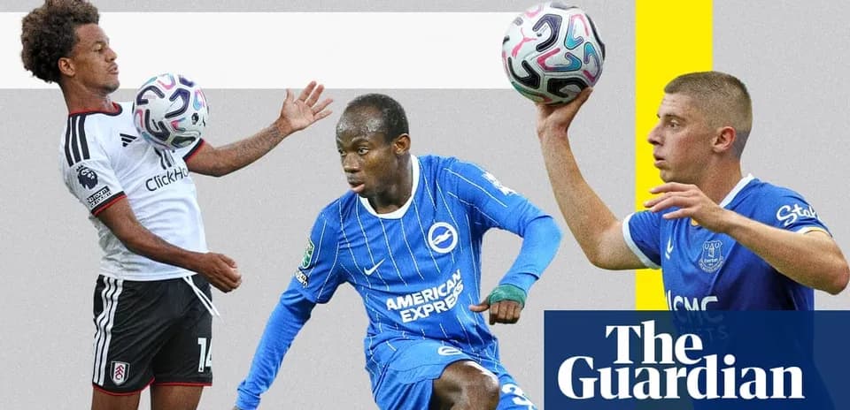 Tres jugadores de fútbol en acción con balón