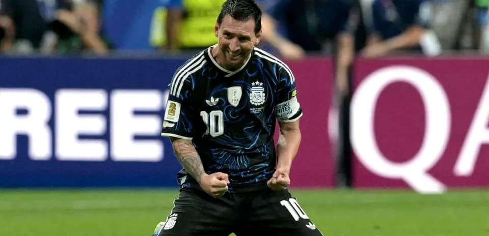 Lionel Messi arrodillado celebrando un gol