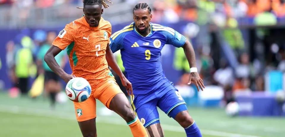 Jugador de Costa de Marfil luchando por el balón