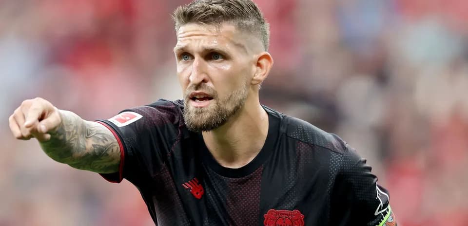 Jugador de Bayer Leverkusen señalando en el campo