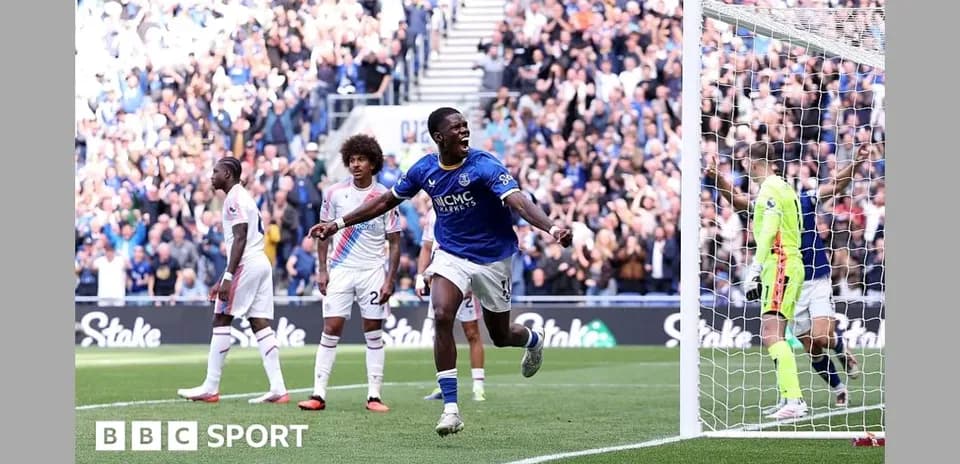Jugador de Everton celebra un gol en el estadio