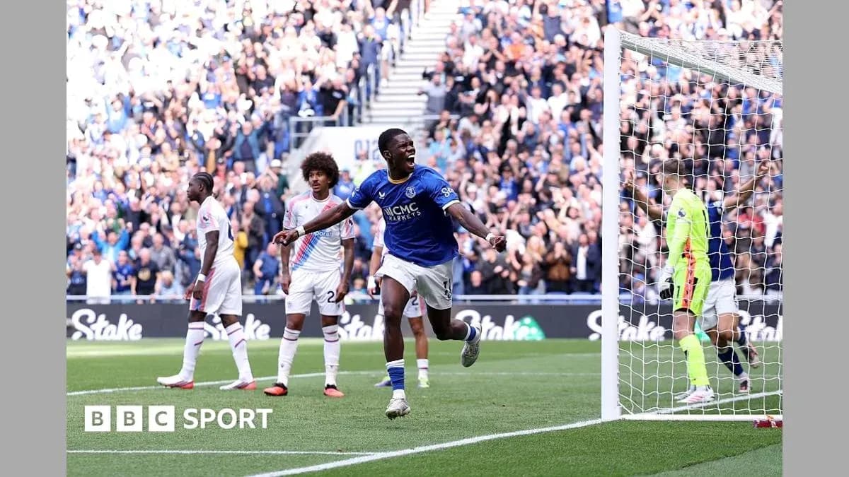 Jugador de Everton celebra un gol en el estadio