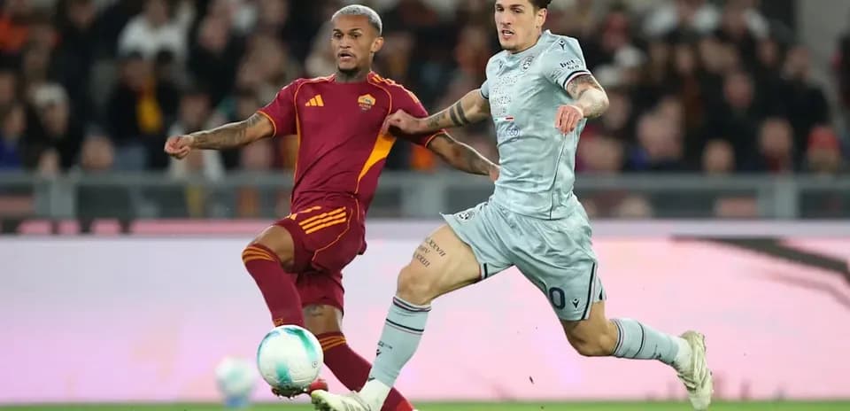 Jugadores de AS Roma y Lazio compitiendo por el balón