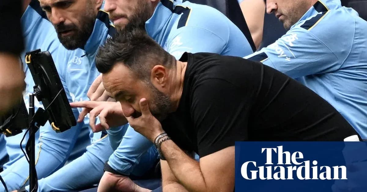 Entrenador preocupado en el banquillo durante el partido
