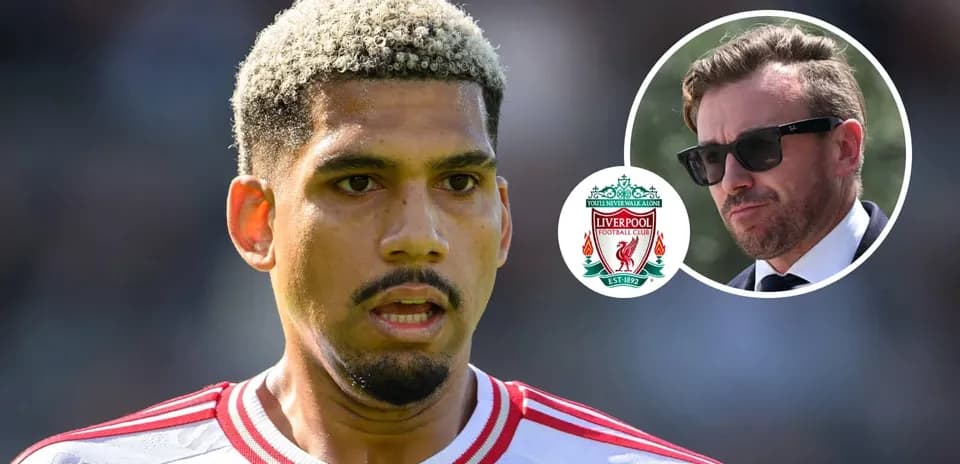 Jugador de fútbol con camiseta blanca y logo de Liverpool
