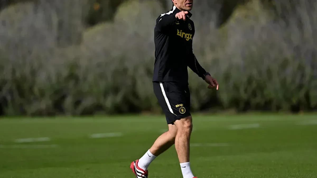 Entrenador dirigiendo a jugadores en el campo de entrenamiento