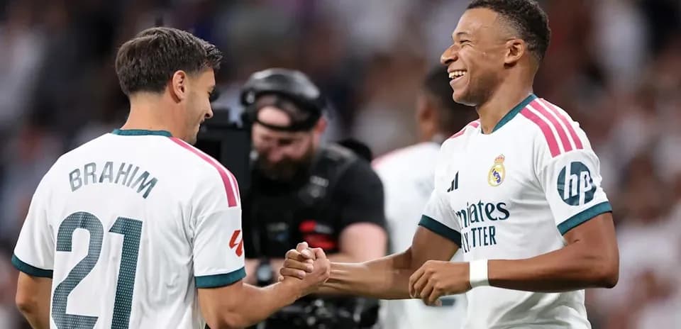 Brahim y Mbappé chocando puños en el campo