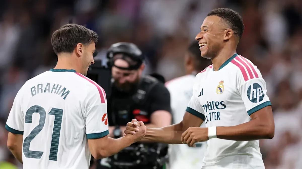 Brahim y Mbappé chocando puños en el campo
