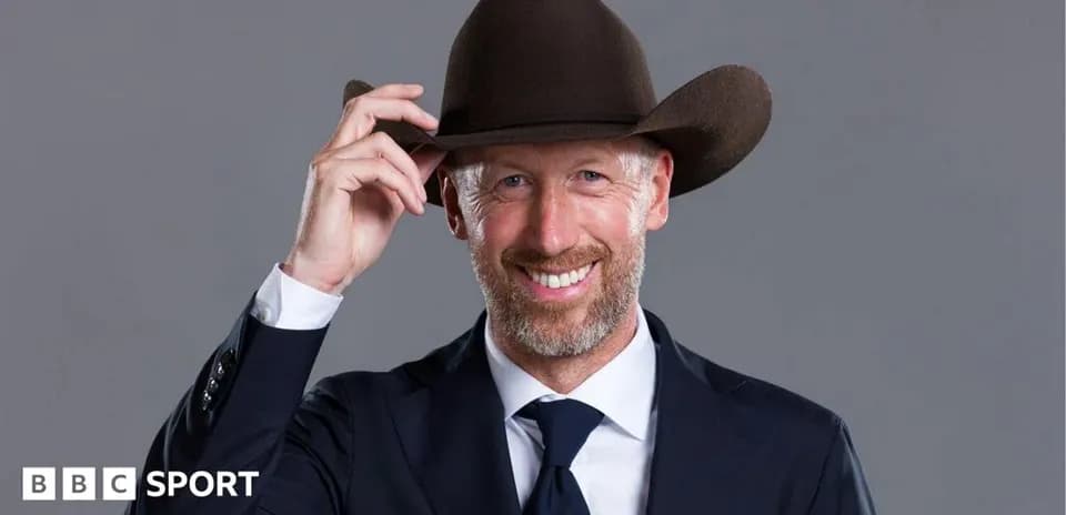 Hombre con sombrero en traje formal