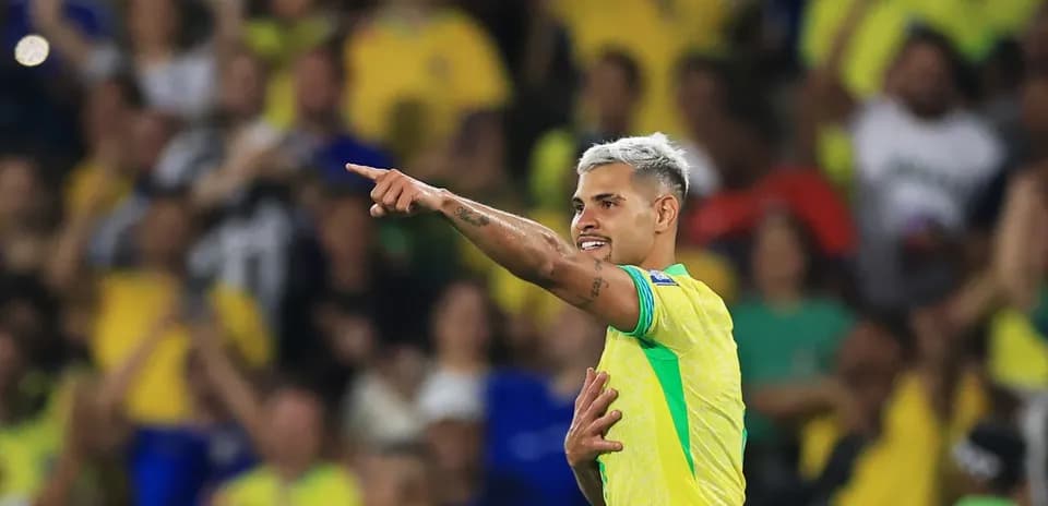 Jugador brasileño señalando a la multitud en el estadio