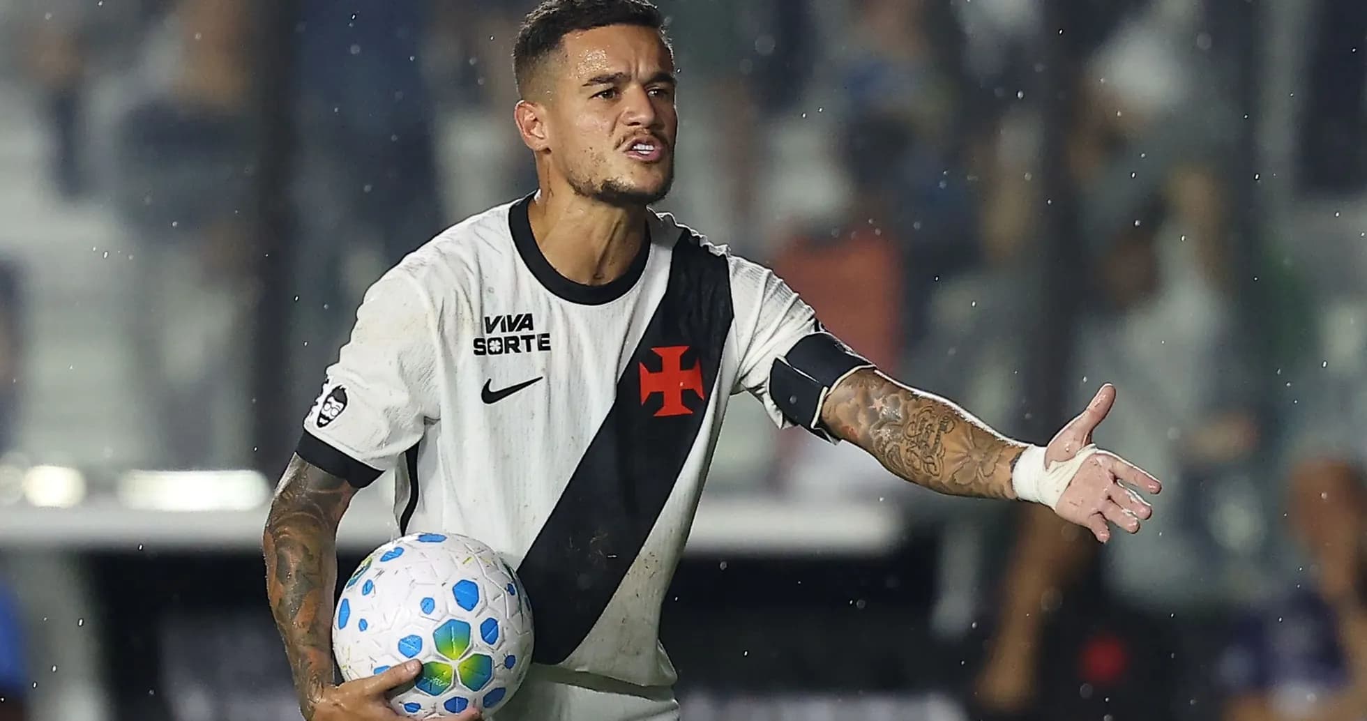 Jugador de fútbol sosteniendo un balón durante partido