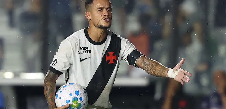 Jugador de fútbol sosteniendo un balón durante partido