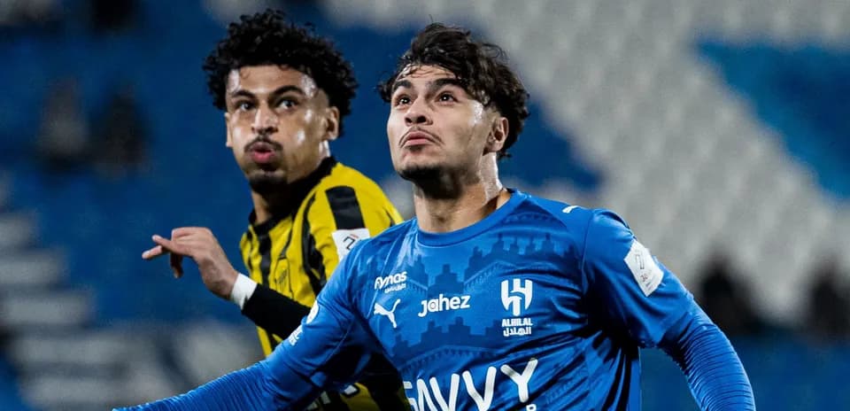Jugadores de Al Hilal y Al Ittihad en acción