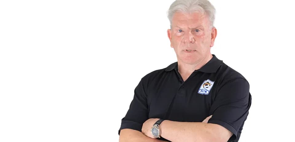 Entrenador con brazos cruzados en fondo blanco