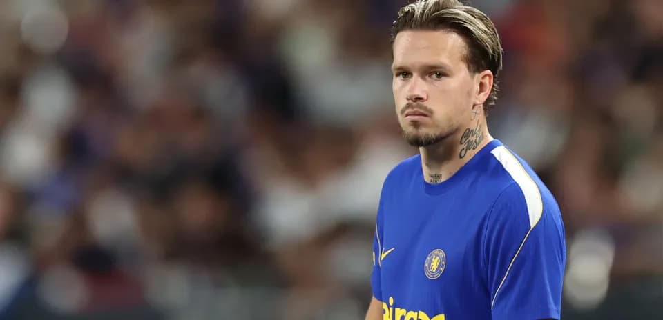 Jugador con camiseta azul en el campo de fútbol