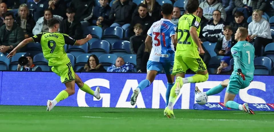 Jugador disparando a puerta en partido de fútbol