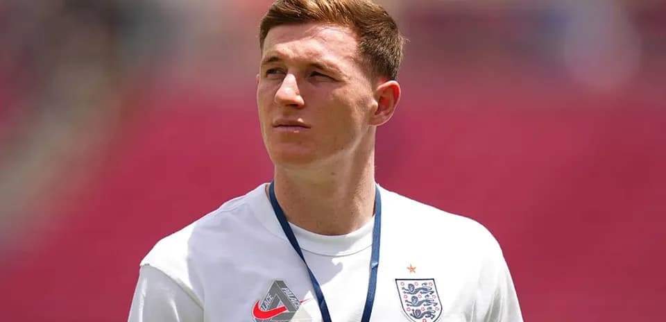 Jugador de Inglaterra observando desde el campo