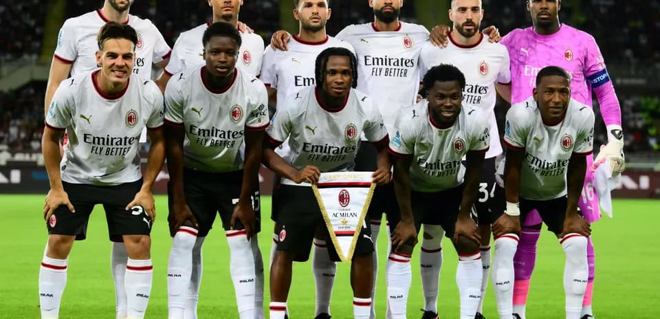 Equipo de AC Milan posando en el campo