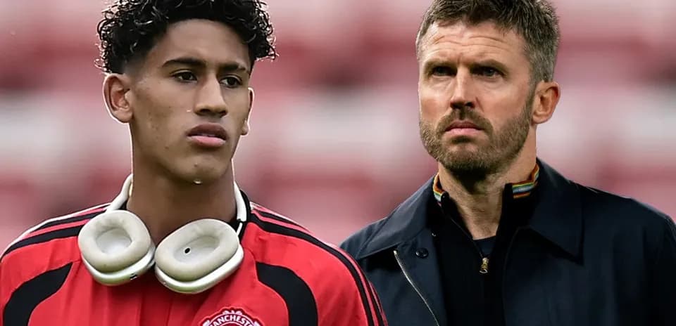 Jugador de Manchester United y entrenador en el fondo