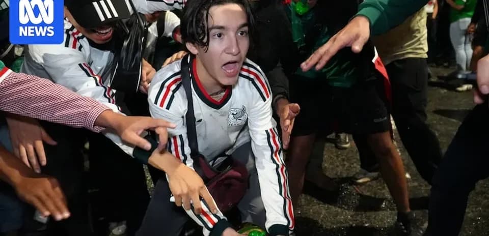 Joven celebrando con hinchas en evento deportivo