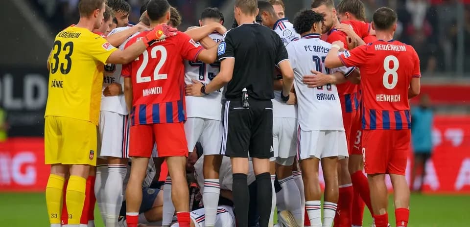 Jugadores de dos equipos rodeando al árbitro en el campo