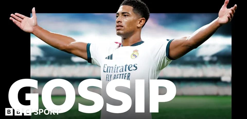 Jugador de Real Madrid con brazos extendidos en el campo