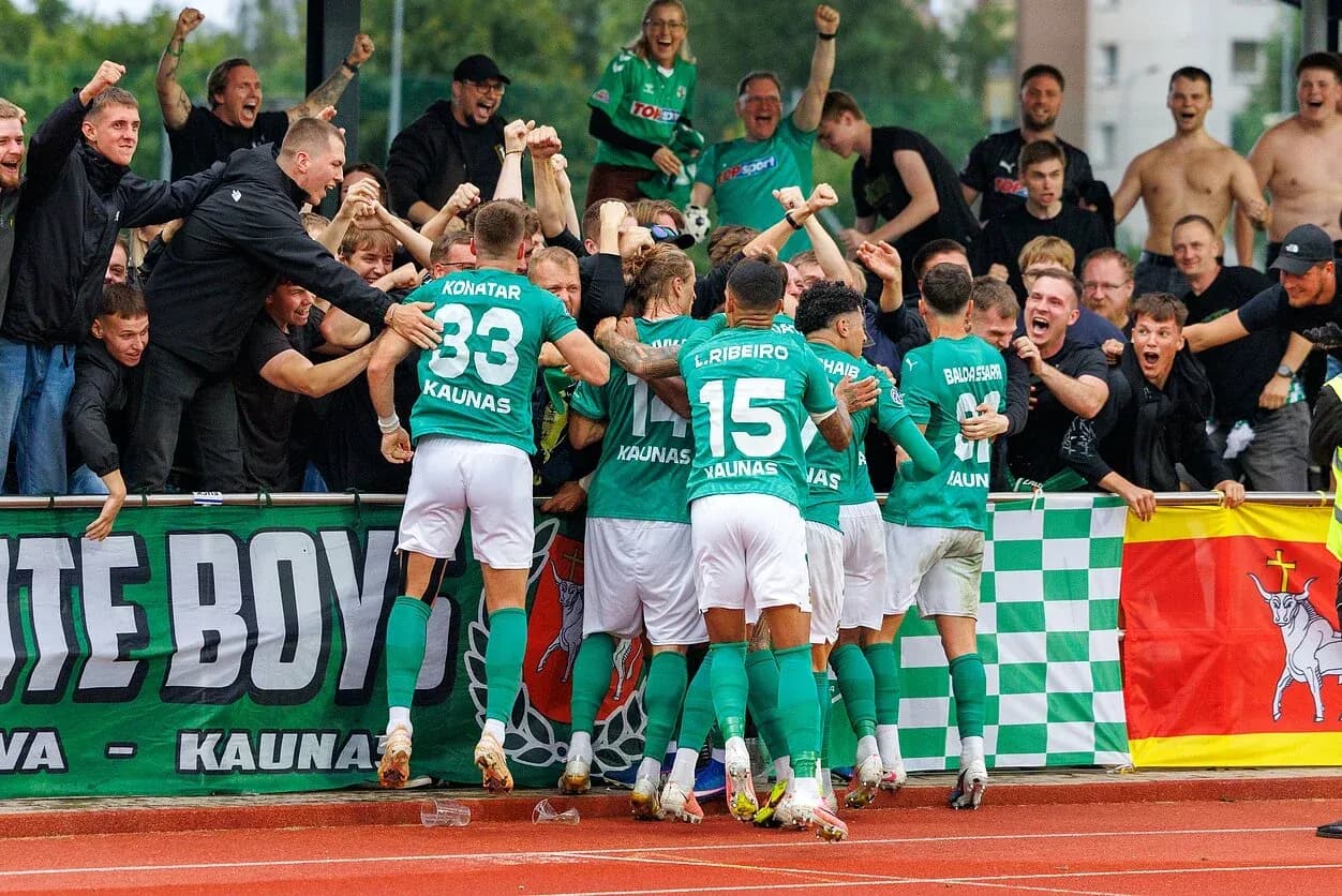 Jugadores de Kauno Žalgiris celebrando con aficionados