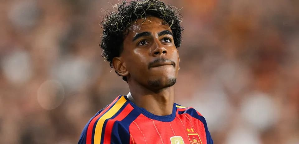 Jugador de España mirando hacia arriba en el campo