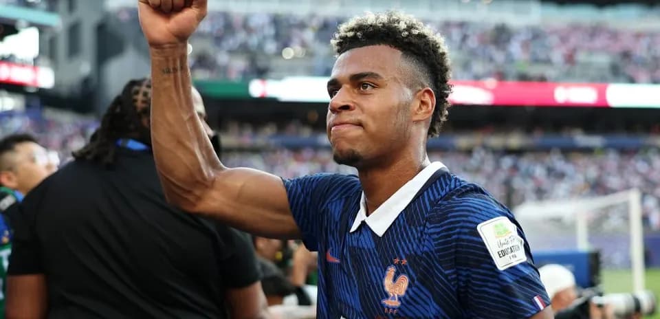 Jugador de Francia levantando el puño en celebración