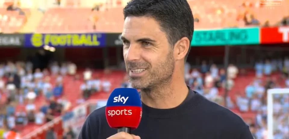 Entrenador hablando en entrevista en el estadio