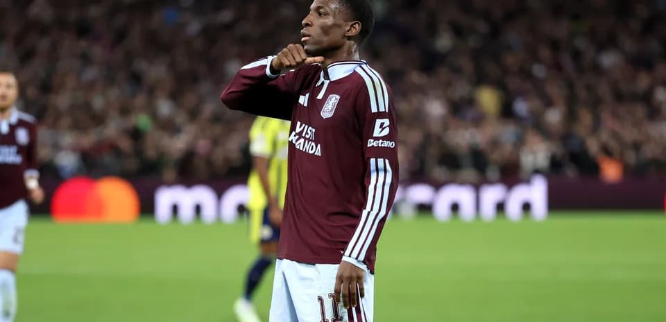 Jugador celebrando un gol en el campo de fútbol
