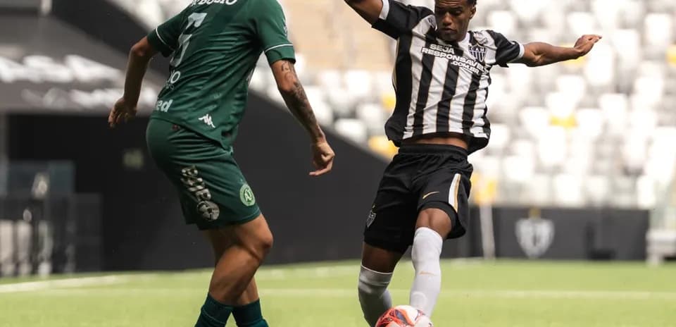 Jugadores de Atlético-MG y Chapecoense en acción