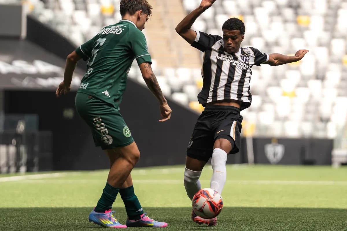 Jugadores de Atlético-MG y Chapecoense en acción