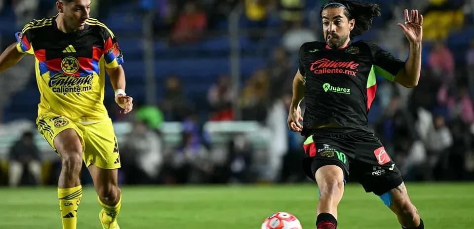Jugadores de FC Juárez y Club América en acción
