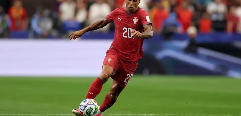 Jugador de Portugal corriendo con el balón en campo