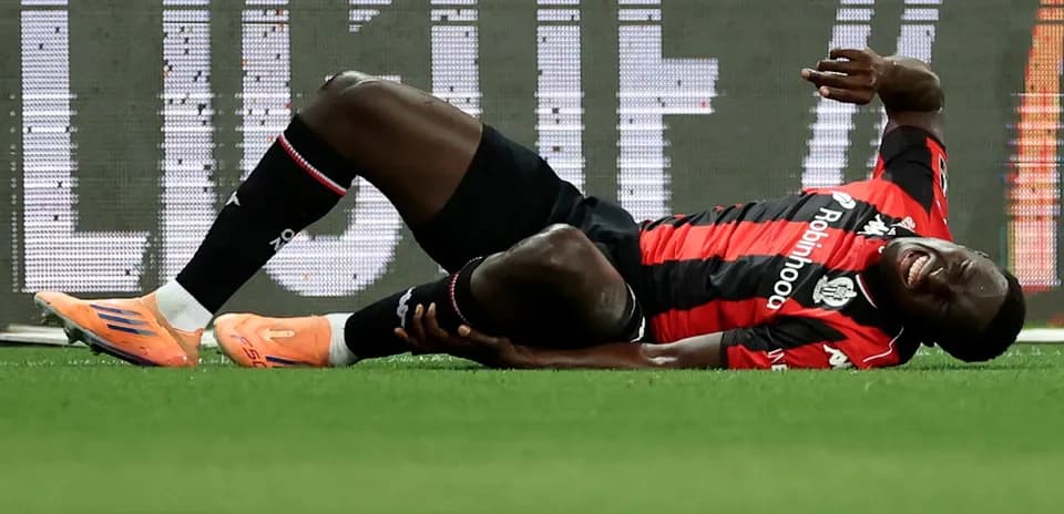 Jugador caído en el campo tras una lesión