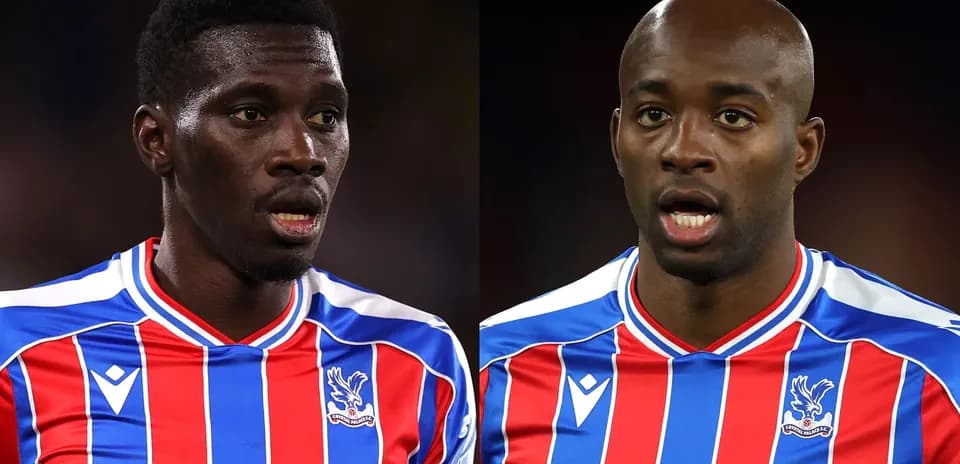 Dos jugadores de Crystal Palace en uniforme durante el partido