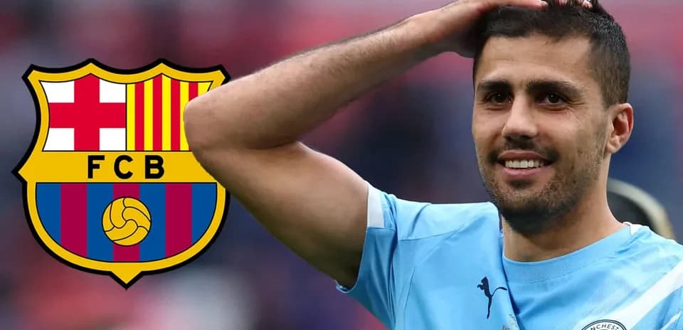 Jugador con camiseta de Manchester City y logo de Barcelona