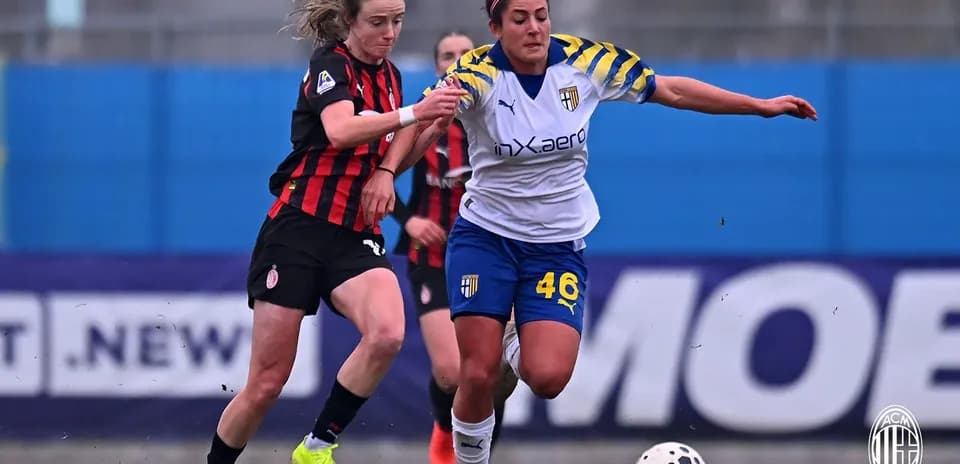 Jugadora de AC Milan y Parma en acción
