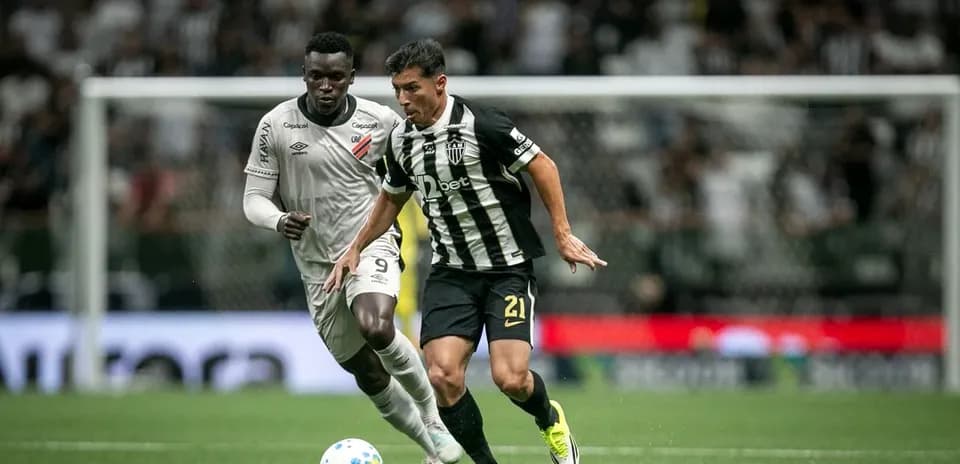 Jugadores de Atletico Paranaense y Atletico-MG en acción