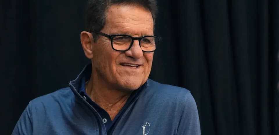 Hombre sonriendo durante un evento de prensa