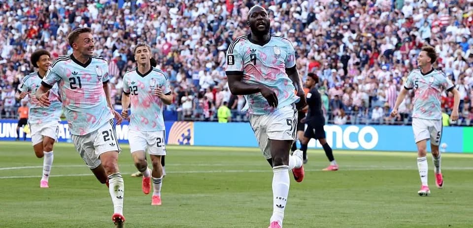 Jugadores celebrando un gol en un partido de fútbol