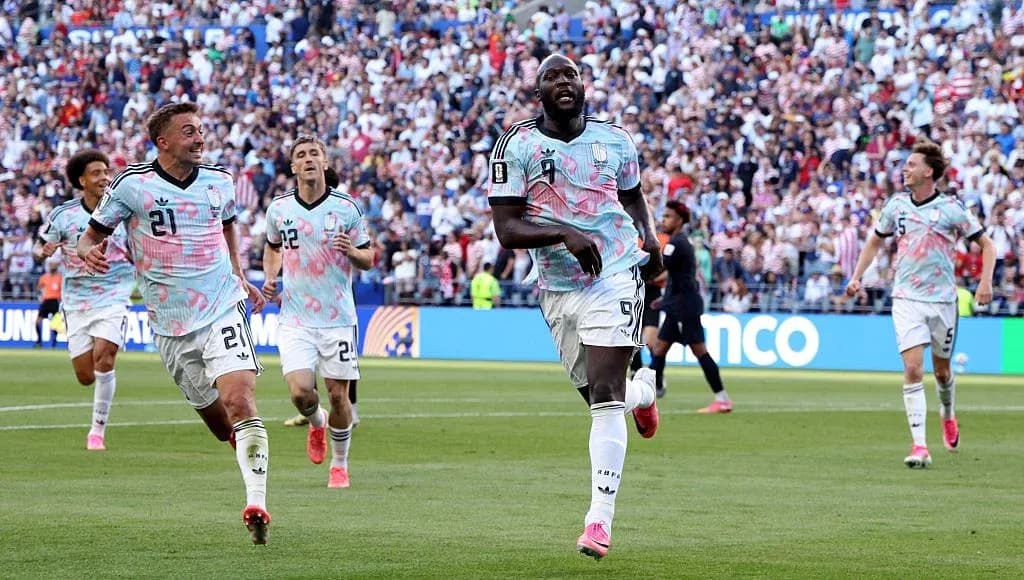 Jugadores celebrando un gol en un partido de fútbol