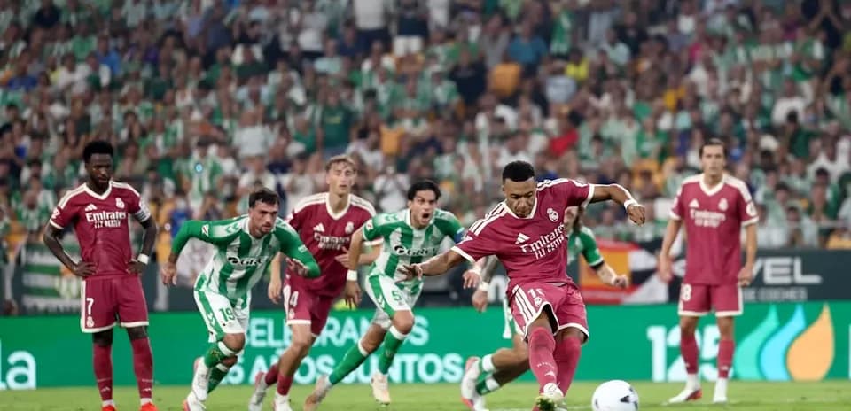 Jugador de Real Madrid ejecutando un penalti en partido