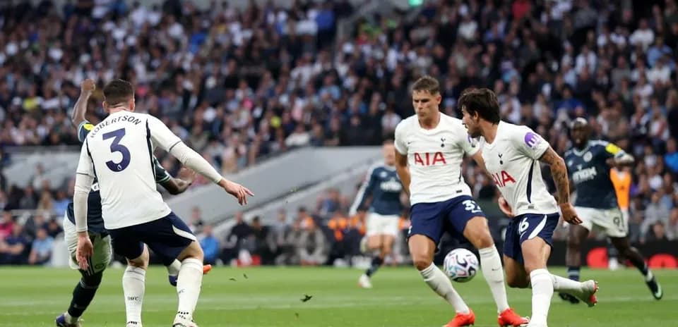 Jugadores de Tottenham defendiendo durante un partido
