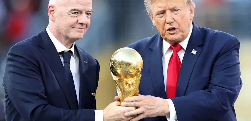 Gianni Infantino y Donald Trump sosteniendo la Copa Mundial